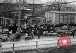 Standbild Deutsche kaufen Heizung Kohle Rationen Deutschland, 1919, aus Sekunde 27 historischem Filmmaterial Videoclip 65675039657