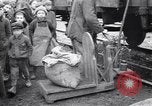 Standbild Deutsche kaufen Heizung Kohle Rationen Deutschland, 1919, aus Sekunde 33 historischem Filmmaterial Videoclip 65675039657