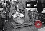 Standbild Deutsche kaufen Heizung Kohle Rationen Deutschland, 1919, aus Sekunde 34 historischem Filmmaterial Videoclip 65675039657