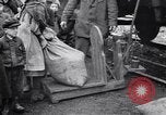Standbild Deutsche kaufen Heizung Kohle Rationen Deutschland, 1919, aus Sekunde 52 historischem Filmmaterial Videoclip 65675039657