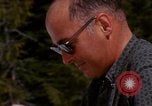 Standbild Techniker installieren Regenmesser Olympia Washington USA, 1966, aus Sekunde 4 historischem Filmmaterial Videoclip 65675039729