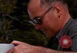 Standbild Techniker installieren Regenmesser Olympia Washington USA, 1966, aus Sekunde 5 historischem Filmmaterial Videoclip 65675039729