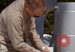 Standbild Techniker installieren Regenmesser Olympia Washington USA, 1966, aus Sekunde 34 historischem Filmmaterial Videoclip 65675039729