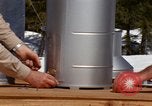 Standbild Techniker installieren Regenmesser Olympia Washington USA, 1966, aus Sekunde 37 historischem Filmmaterial Videoclip 65675039729