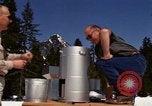 Standbild Techniker installieren Regenmesser Olympia Washington USA, 1966, aus Sekunde 41 historischem Filmmaterial Videoclip 65675039729