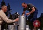 Standbild Techniker installieren Regenmesser Olympia Washington USA, 1966, aus Sekunde 44 historischem Filmmaterial Videoclip 65675039729