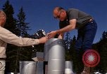 Standbild Techniker installieren Regenmesser Olympia Washington USA, 1966, aus Sekunde 45 historischem Filmmaterial Videoclip 65675039729