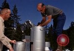 Standbild Techniker installieren Regenmesser Olympia Washington USA, 1966, aus Sekunde 49 historischem Filmmaterial Videoclip 65675039729