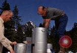 Standbild Techniker installieren Regenmesser Olympia Washington USA, 1966, aus Sekunde 50 historischem Filmmaterial Videoclip 65675039729