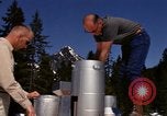 Standbild Techniker installieren Regenmesser Olympia Washington USA, 1966, aus Sekunde 51 historischem Filmmaterial Videoclip 65675039729