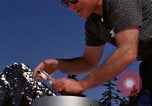 Standbild Techniker installieren Regenmesser Olympia Washington USA, 1966, aus Sekunde 54 historischem Filmmaterial Videoclip 65675039729