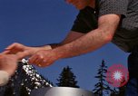 Standbild Techniker installieren Regenmesser Olympia Washington USA, 1966, aus Sekunde 55 historischem Filmmaterial Videoclip 65675039729