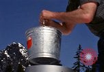 Standbild Techniker installieren Regenmesser Olympia Washington USA, 1966, aus Sekunde 58 historischem Filmmaterial Videoclip 65675039729