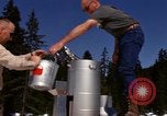 Standbild Techniker installieren Regenmesser Olympia Washington USA, 1966, aus Sekunde 62 historischem Filmmaterial Videoclip 65675039729