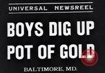 Standbild Jungen entdecken Goldmünzen Baltimore Maryland USA, 1935, aus Sekunde 1 historischem Filmmaterial Videoclip 65675039748