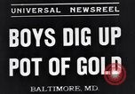 Standbild Jungen entdecken Goldmünzen Baltimore Maryland USA, 1935, aus Sekunde 3 historischem Filmmaterial Videoclip 65675039748
