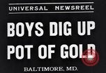 Standbild Jungen entdecken Goldmünzen Baltimore Maryland USA, 1935, aus Sekunde 4 historischem Filmmaterial Videoclip 65675039748