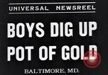 Standbild Jungen entdecken Goldmünzen Baltimore Maryland USA, 1935, aus Sekunde 5 historischem Filmmaterial Videoclip 65675039748