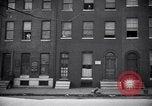 Standbild Jungen entdecken Goldmünzen Baltimore Maryland USA, 1935, aus Sekunde 8 historischem Filmmaterial Videoclip 65675039748