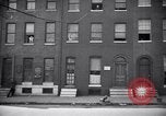 Standbild Jungen entdecken Goldmünzen Baltimore Maryland USA, 1935, aus Sekunde 10 historischem Filmmaterial Videoclip 65675039748