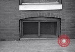 Standbild Jungen entdecken Goldmünzen Baltimore Maryland USA, 1935, aus Sekunde 11 historischem Filmmaterial Videoclip 65675039748
