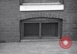 Standbild Jungen entdecken Goldmünzen Baltimore Maryland USA, 1935, aus Sekunde 12 historischem Filmmaterial Videoclip 65675039748