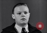 Standbild Jungen entdecken Goldmünzen Baltimore Maryland USA, 1935, aus Sekunde 20 historischem Filmmaterial Videoclip 65675039748