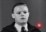 Standbild Jungen entdecken Goldmünzen Baltimore Maryland USA, 1935, aus Sekunde 22 historischem Filmmaterial Videoclip 65675039748