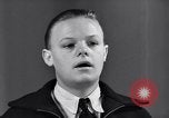 Standbild Jungen entdecken Goldmünzen Baltimore Maryland USA, 1935, aus Sekunde 24 historischem Filmmaterial Videoclip 65675039748