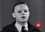 Standbild Jungen entdecken Goldmünzen Baltimore Maryland USA, 1935, aus Sekunde 26 historischem Filmmaterial Videoclip 65675039748