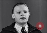 Standbild Jungen entdecken Goldmünzen Baltimore Maryland USA, 1935, aus Sekunde 28 historischem Filmmaterial Videoclip 65675039748