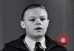 Standbild Jungen entdecken Goldmünzen Baltimore Maryland USA, 1935, aus Sekunde 30 historischem Filmmaterial Videoclip 65675039748