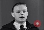 Standbild Jungen entdecken Goldmünzen Baltimore Maryland USA, 1935, aus Sekunde 31 historischem Filmmaterial Videoclip 65675039748