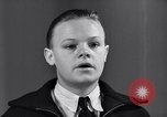 Standbild Jungen entdecken Goldmünzen Baltimore Maryland USA, 1935, aus Sekunde 34 historischem Filmmaterial Videoclip 65675039748