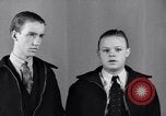 Standbild Jungen entdecken Goldmünzen Baltimore Maryland USA, 1935, aus Sekunde 37 historischem Filmmaterial Videoclip 65675039748