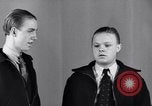 Standbild Jungen entdecken Goldmünzen Baltimore Maryland USA, 1935, aus Sekunde 38 historischem Filmmaterial Videoclip 65675039748