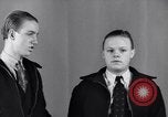 Standbild Jungen entdecken Goldmünzen Baltimore Maryland USA, 1935, aus Sekunde 39 historischem Filmmaterial Videoclip 65675039748