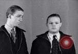 Standbild Jungen entdecken Goldmünzen Baltimore Maryland USA, 1935, aus Sekunde 40 historischem Filmmaterial Videoclip 65675039748