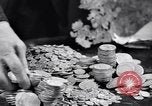 Standbild Jungen entdecken Goldmünzen Baltimore Maryland USA, 1935, aus Sekunde 41 historischem Filmmaterial Videoclip 65675039748