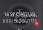 Standbild Rundfunk und die Leute hören zu vintage Radios in Amerika New York United States USA, 1951, aus Sekunde 10 historischem Filmmaterial Videoclip 65675039750