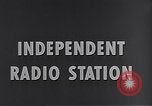 Standbild Rundfunk und die Leute hören zu vintage Radios in Amerika New York United States USA, 1951, aus Sekunde 11 historischem Filmmaterial Videoclip 65675039750