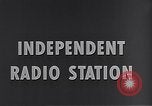 Standbild Rundfunk und die Leute hören zu vintage Radios in Amerika New York United States USA, 1951, aus Sekunde 12 historischem Filmmaterial Videoclip 65675039750