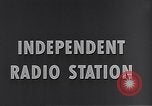 Standbild Rundfunk und die Leute hören zu vintage Radios in Amerika New York United States USA, 1951, aus Sekunde 13 historischem Filmmaterial Videoclip 65675039750