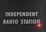 Standbild Rundfunk und die Leute hören zu vintage Radios in Amerika New York United States USA, 1951, aus Sekunde 14 historischem Filmmaterial Videoclip 65675039750