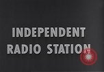 Standbild Rundfunk und die Leute hören zu vintage Radios in Amerika New York United States USA, 1951, aus Sekunde 15 historischem Filmmaterial Videoclip 65675039750