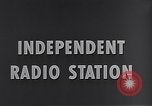 Standbild Rundfunk und die Leute hören zu vintage Radios in Amerika New York United States USA, 1951, aus Sekunde 17 historischem Filmmaterial Videoclip 65675039750