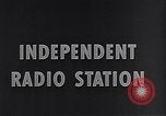 Standbild Rundfunk und die Leute hören zu vintage Radios in Amerika New York United States USA, 1951, aus Sekunde 19 historischem Filmmaterial Videoclip 65675039750