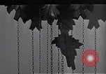 Standbild Rundfunk und die Leute hören zu vintage Radios in Amerika New York United States USA, 1951, aus Sekunde 36 historischem Filmmaterial Videoclip 65675039750