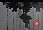 Standbild Rundfunk und die Leute hören zu vintage Radios in Amerika New York United States USA, 1951, aus Sekunde 37 historischem Filmmaterial Videoclip 65675039750