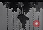 Standbild Rundfunk und die Leute hören zu vintage Radios in Amerika New York United States USA, 1951, aus Sekunde 38 historischem Filmmaterial Videoclip 65675039750